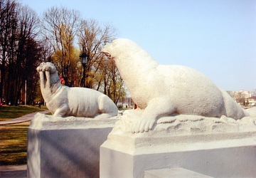 Скульптурная группа «Моржи» на Верхнем озере в г. Калининграде