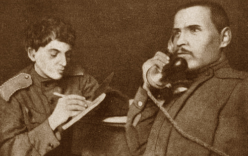 Фельдшер Цетнерский (Елена Цебржинская), когда нет раненых, помогает принимать телефонограммы